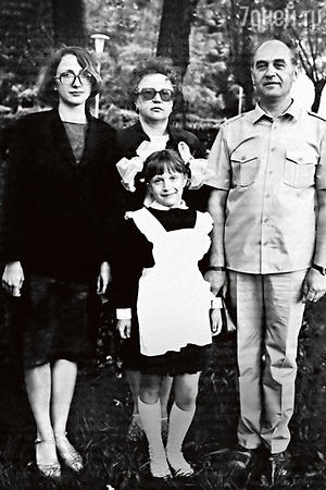 Яна Чурикова с мамой Аленой, бабушкой Ниной Яковлевной и дедушкой Вадимом Александровичем Яна Чурикова с мамой Аленой, бабушкой Ниной Яковлевной и дедушкой Вадимом Александровичем