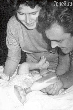 Счастливые родители Кира и Юрий Яковлевы нянчатся с новорожденной Аленой. 1961 год Счастливые родители Кира и Юрий Яковлевы нянчатся с новорожденной Аленой. 1961 год