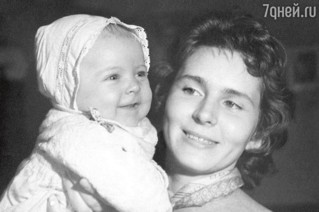 Алене Яковлевой годик. С мамой Кирой. 1962 год Алене Яковлевой годик. С мамой Кирой. 1962 год