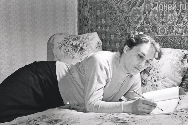«Спорить с Нонной было бесполезно. Она скажет — как отрежет. И с мужьями всегда расставалась резко, без выяснения отношений» «Спорить с Нонной было бесполезно. Она скажет — как отрежет. И с мужьями всегда расставалась резко, без выяснения отношений»