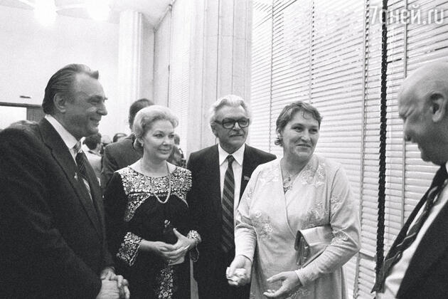 С Евгением Матвеевым, Ириной Скобцевой и Сергеем Бондарчуком на XII Московском кинофестивале. 1981 г. С Евгением Матвеевым, Ириной Скобцевой и Сергеем Бондарчуком на XII Московском кинофестивале. 1981 г.
