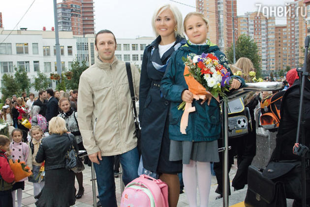 Василиса Володина, ее муж Сергей и их дочь Вика Василиса Володина, ее муж Сергей и их дочь Вика