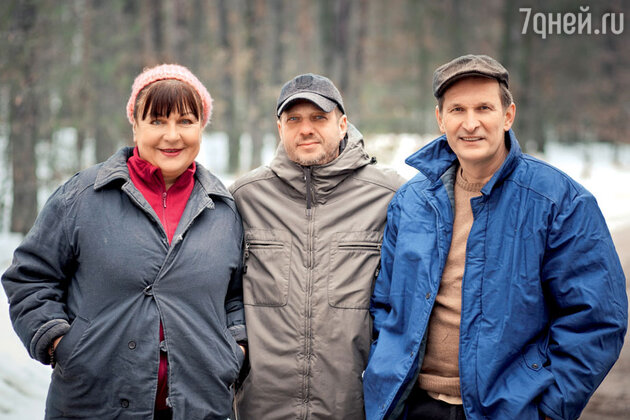 Татьяна Кравченко и Федор Добронравов с режиссером «Сватов» Андреем Яковлевым Татьяна Кравченко и Федор Добронравов с режиссером «Сватов» Андреем Яковлевым