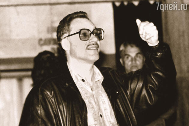 У Максима была очень богатая биография. Его рекорд — только
официальных 7 браков — еще, по-моему, никто не побил У Максима была очень богатая биография. Его рекорд — только
официальных 7 браков — еще, по-моему, никто не побил