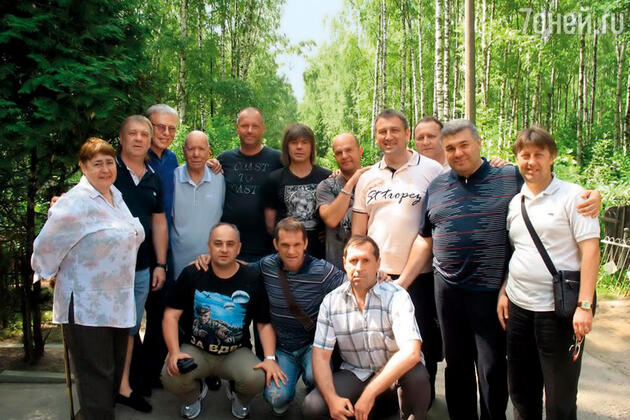 «Брату было всего семнадцать, но друзья помнят Толю до сих пор и каждый год собираются у его могилы» «Брату было всего семнадцать, но друзья помнят Толю до сих пор и каждый год собираются у его могилы»