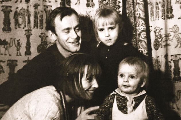 С рождением сына муж буквально расцвел. (Маша, Валерий с Катей и Сашей) С рождением сына муж буквально расцвел. (Маша, Валерий с Катей и Сашей)