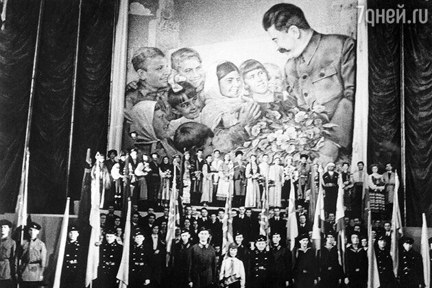 Новогодняя елка в Колонном зале Дома Союзов. 1941 год Новогодняя елка в Колонном зале Дома Союзов. 1941 год