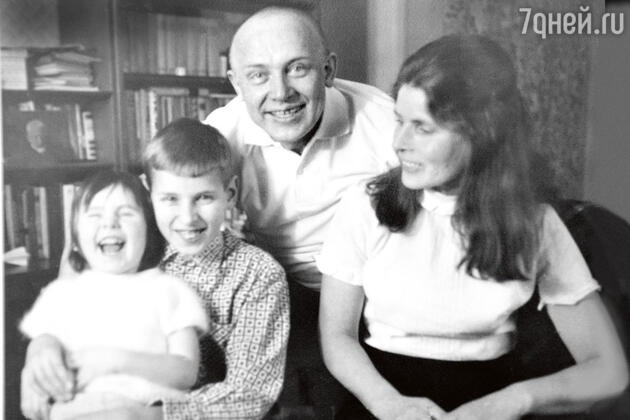 «Ради роли папа был способен на все, даже побриться наголо».1969 г. «Ради роли папа был способен на все, даже побриться наголо».1969 г.