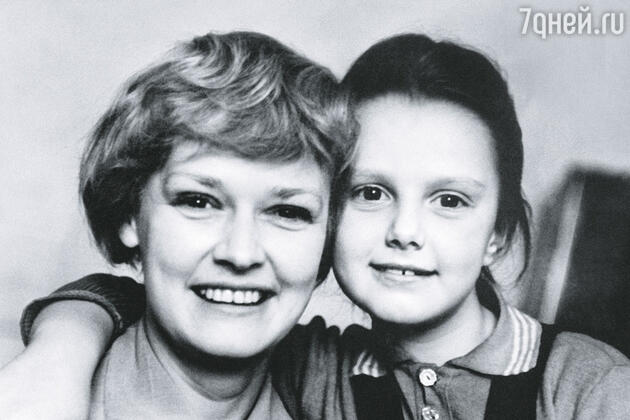 Дочерью занималась в основном я. Когда Оксана была маленькой, я задыхалась от нежности и восторга. Насмотреться на нее не могла. А Леня только плечами пожимал: «Ребенок как ребенок» Дочерью занималась в основном я. Когда Оксана была маленькой, я задыхалась от нежности и восторга. Насмотреться на нее не могла. А Леня только плечами пожимал: «Ребенок как ребенок»