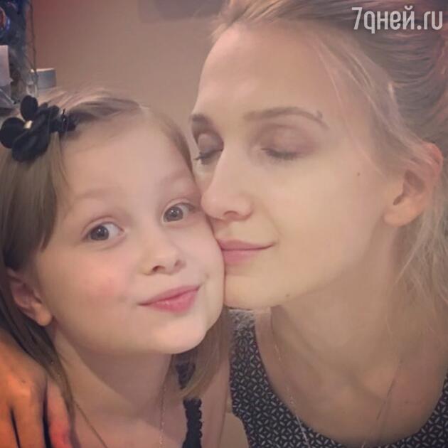 Полина Куценко с младшей сестрой Груней Полина Куценко с младшей сестрой Груней