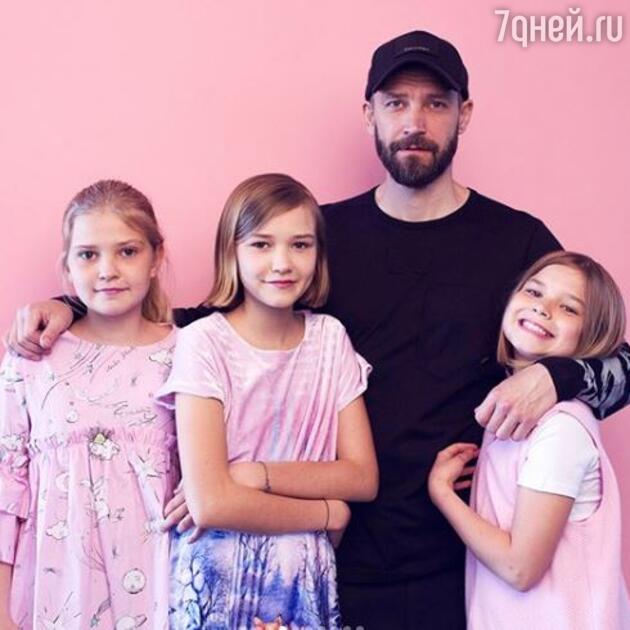 Владимир Кристовский с дочерьми Владимир Кристовский с дочерьми