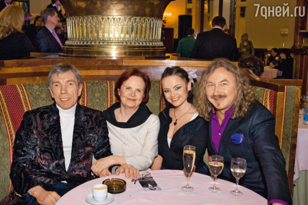 Юрий Николаев, его жена Элеонора, Юлия Проскурякова и Игорь Николаев Юрий Николаев, его жена Элеонора, Юлия Проскурякова и Игорь Николаев