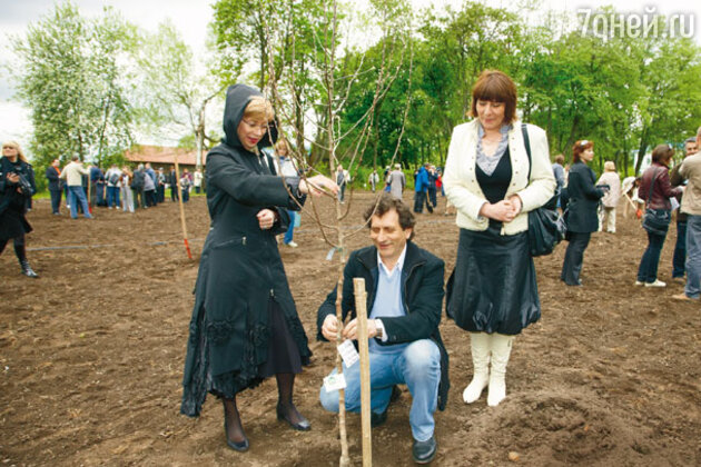 Евгений Князев с женой Еленой (слева) и сестрой Мариной (справа) Евгений Князев с женой Еленой (слева) и сестрой Мариной (справа)