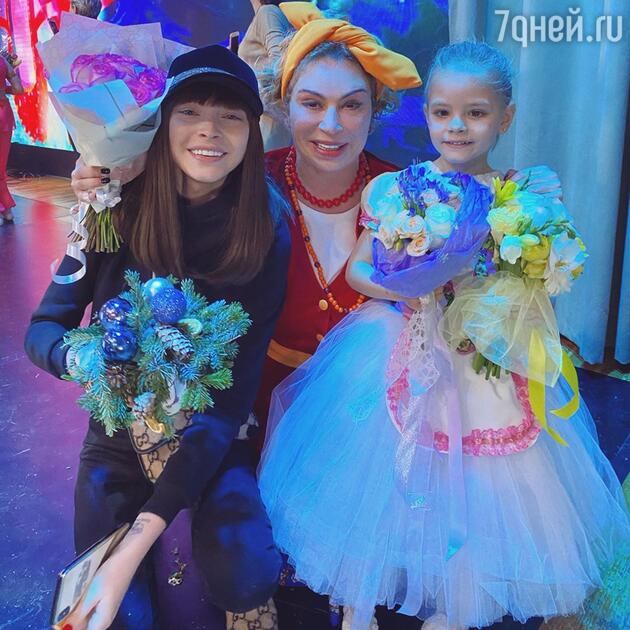 Алёна Шишкова с мамой Тимати и дочкой Алисой Алёна Шишкова с мамой Тимати и дочкой Алисой