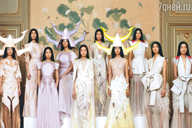 Новая коллекция Дома «Givenchy» состояла всего из восьми платьев Новая коллекция Дома «Givenchy» состояла всего из восьми платьев