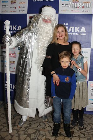 Юлия Проскурякова с крестной дочкой Алисой и сыном подруги Данилой Юлия Проскурякова с крестной дочкой Алисой и сыном подруги Данилой