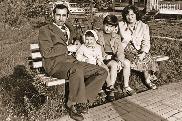 Светлана и Ирада Зейналовы с родителями Светлана и Ирада Зейналовы с родителями