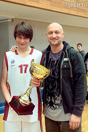 Гоша Куценко после матча с сыном своих друзей Гоша Куценко после матча с сыном своих друзей