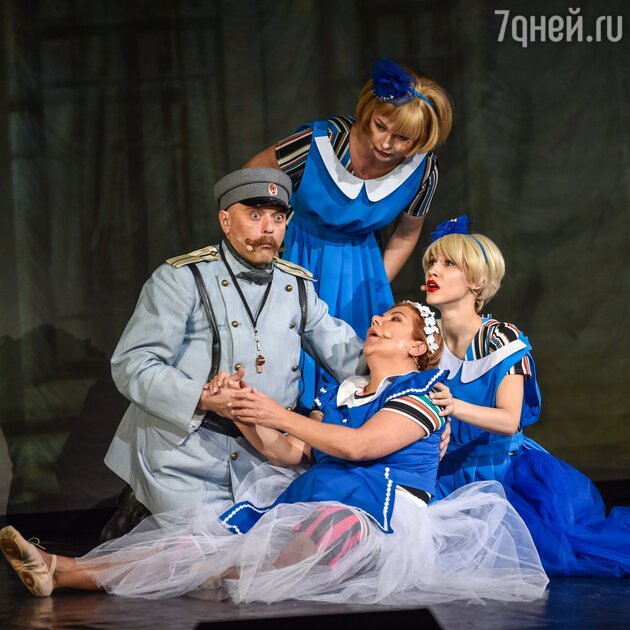 Сцена из спектакля "За двумя зайцами" Сцена из спектакля "За двумя зайцами"