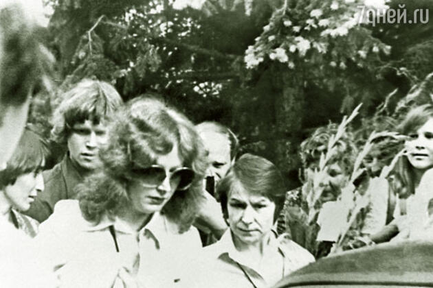 Людмила Дороднова с Аллой Пугачевой. Концерт в «Олимпийском», 1980 г. Людмила Дороднова с Аллой Пугачевой. Концерт в «Олимпийском», 1980 г.