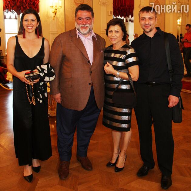 Ирина Роднина с детьми Александром и Аленой и Михаил Куснирович Ирина Роднина с детьми Александром и Аленой и Михаил Куснирович