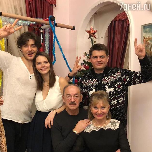 Елизавета Боярская с мужем Максимом Матвеевым, родителями Михаилом Боярским и Ларисой Луппиан, братом Сергеем Елизавета Боярская с мужем Максимом Матвеевым, родителями Михаилом Боярским и Ларисой Луппиан, братом Сергеем