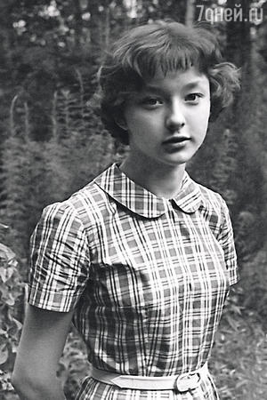 Мы с Машей рано стали зарабатывать, снимаясь в кино: я с 15 лет, сестра — чуть позже. Анастасия на даче, 1959 г. Мы с Машей рано стали зарабатывать, снимаясь в кино: я с 15 лет, сестра — чуть позже. Анастасия на даче, 1959 г.