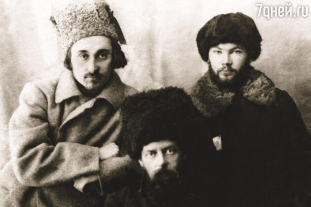 Уездный комиссар просвещения, позже — секретарь партячейки при штабе 29-й дивизии Красной армии Павел Бажов (в центре) с бойцами отряда «Красные горные орлы» Уездный комиссар просвещения, позже — секретарь партячейки при штабе 29-й дивизии Красной армии Павел Бажов (в центре) с бойцами отряда «Красные горные орлы»