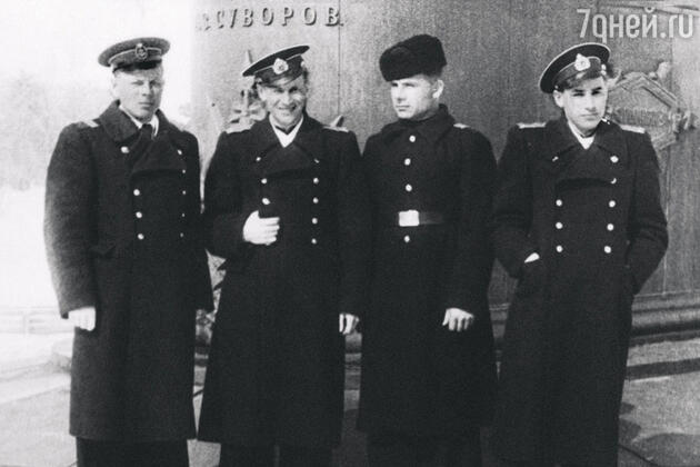 С товарищами-сослуживцами, я — второй слева С товарищами-сослуживцами, я — второй слева