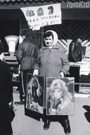 Ходовой товар на рынке- две иконы. Публика записала Аллу в разряд небожительниц Ходовой товар на рынке- две иконы. Публика записала Аллу в разряд небожительниц