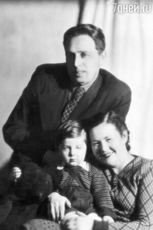 С родителями Зинаидой Ивановной и Абрамом Юрьевичем. 1947 г. С родителями Зинаидой Ивановной и Абрамом Юрьевичем. 1947 г.