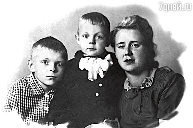 Наш Боря родился в 1942-м, уже год шла война, еще год оставался до диагноза отца... Юра (слева) с мамой и младшим братом, 1946 г. Наш Боря родился в 1942-м, уже год шла война, еще год оставался до диагноза отца... Юра (слева) с мамой и младшим братом, 1946 г.