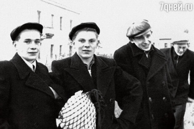 Друзья-однокашники в жизни состоялись: Валя Каган и Эрик Малыгин стали докторами наук, а Витя Лихоносов — известный писатель. Компания в юности, в центре — Ю. Назаров Друзья-однокашники в жизни состоялись: Валя Каган и Эрик Малыгин стали докторами наук, а Витя Лихоносов — известный писатель. Компания в юности, в центре — Ю. Назаров