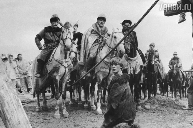 «Андрей Рублев» снимался год. Князей я в сценарии поначалу даже не заметил. Я да в князья? Ну раз Тарковскому так показалось, значит, так надо... Кадр из фильма «Андрей Рублев» снимался год. Князей я в сценарии поначалу даже не заметил. Я да в князья? Ну раз Тарковскому так показалось, значит, так надо... Кадр из фильма