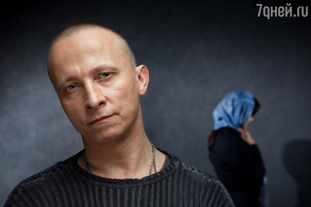 Как всякий порядочный человек, раз в год я привожу в порядок бумаги. Последнее завещание звучит так: «Меч «Путник» - Савве, меч «Веер» - Васе, кинжал «Карп» - Анфисе, испанскую гитару - Варе. Со всей остальной ерундой разберетесь сами». Как всякий порядочный человек, раз в год я привожу в порядок бумаги. Последнее завещание звучит так: «Меч «Путник» - Савве, меч «Веер» - Васе, кинжал «Карп» - Анфисе, испанскую гитару - Варе. Со всей остальной ерундой разберетесь сами».