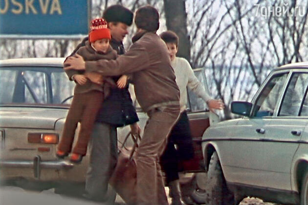 Ивар Калныньш, Виталий Соломин и Елена Сафонова в фильме «Зимняя вишня» Ивар Калныньш, Виталий Соломин и Елена Сафонова в фильме «Зимняя вишня»