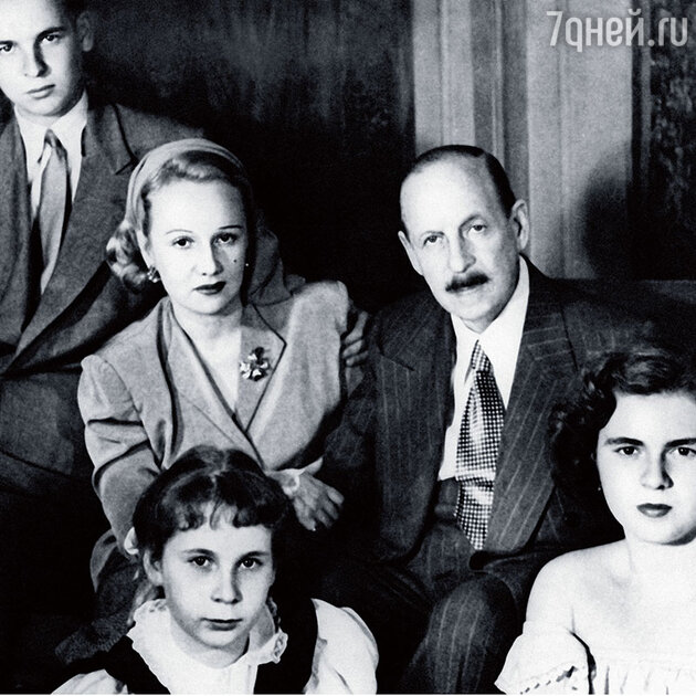 За спиной мамы — брат Чарли. На переднем плане — мы с Лили, 1948 год За спиной мамы — брат Чарли. На переднем плане — мы с Лили, 1948 год