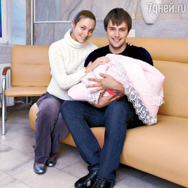 Татьяна Арнтгольц с мужем Иваном Жидковым и дочкой Машей Татьяна Арнтгольц с мужем Иваном Жидковым и дочкой Машей