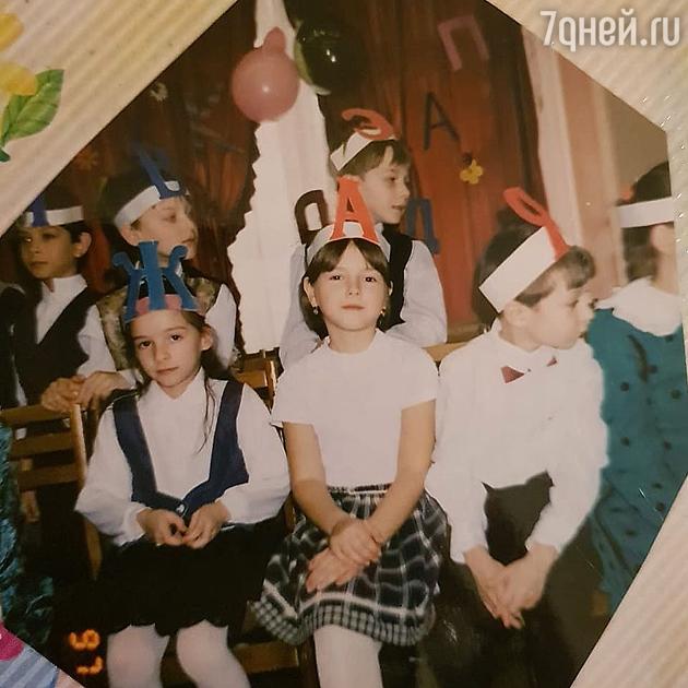 Нюша с одноклассниками Нюша с одноклассниками