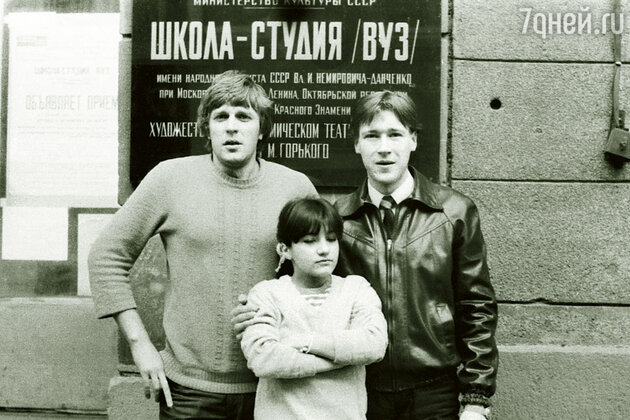 Я поступил в Школу-студию МХАТ прямо с колес! В. Долгачев (слева) с однокурсниками Я поступил в Школу-студию МХАТ прямо с колес! В. Долгачев (слева) с однокурсниками