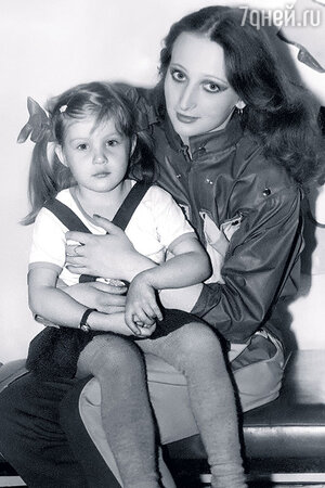 Эльмира Земскова с мамой Ниной Эрнстовной, 1987 год Эльмира Земскова с мамой Ниной Эрнстовной, 1987 год