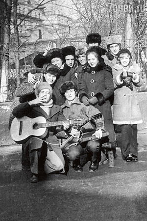 «При том что Абдулов был, очевидно, самый талантливый из нас, его выгоняли с курса раз пятьдесят. Или сто пятьдесят — все сбились со счету. Бывало, из-за студенческих шалостей» «При том что Абдулов был, очевидно, самый талантливый из нас, его выгоняли с курса раз пятьдесят. Или сто пятьдесят — все сбились со счету. Бывало, из-за студенческих шалостей»