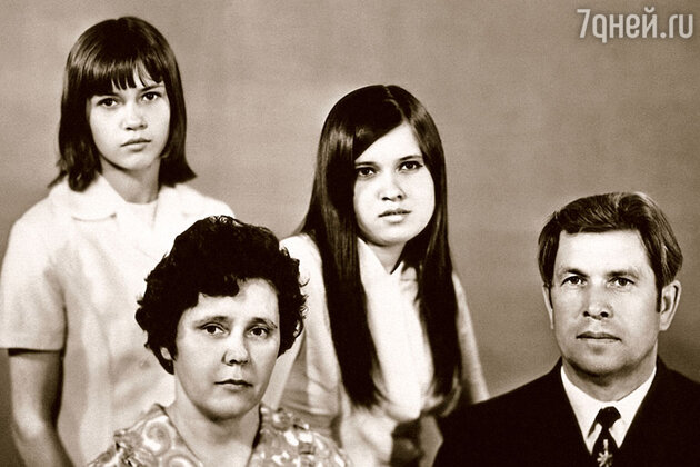 Мама очень хотела, чтобы я стала актрисой. С родителями и младшей сестрой Галей Мама очень хотела, чтобы я стала актрисой. С родителями и младшей сестрой Галей