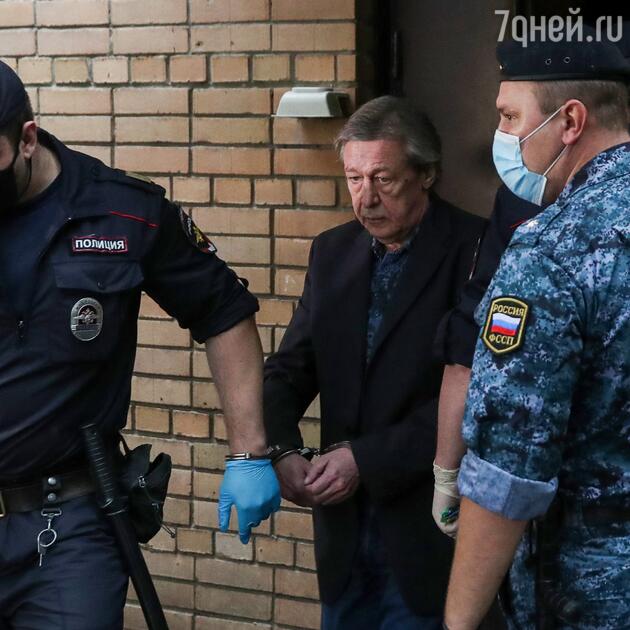 Михаила Ефремова выводят из суда в наручниках Михаила Ефремова выводят из суда в наручниках
