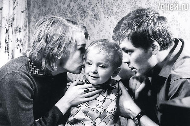 Родителей своих я видел редко, они меня, можно сказать, передали бабе Мане и деду Лене на ответственное хранение... Родителей своих я видел редко, они меня, можно сказать, передали бабе Мане и деду Лене на ответственное хранение...