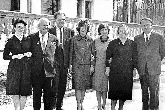 Никита Сергеевич Хрущев с семьей (слева направо): дочь Елена, сын Сергей, жена Сергея, дочь Рада, жена Нина Петровна. зять А.И.Аджубей. 1963 год Никита Сергеевич Хрущев с семьей (слева направо): дочь Елена, сын Сергей, жена Сергея, дочь Рада, жена Нина Петровна. зять А.И.Аджубей. 1963 год