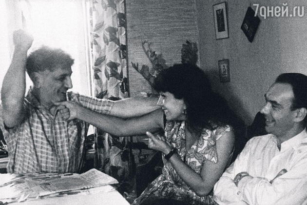 Молодожены Гитана и Алексей в гостях у Виктора Ардова на Ордынке. 1963 г. Молодожены Гитана и Алексей в гостях у Виктора Ардова на Ордынке. 1963 г.