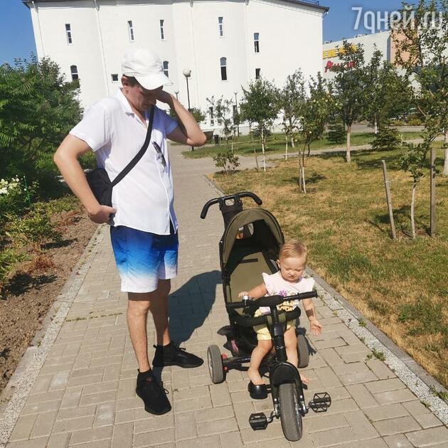 Влад Пугачев с ребенком Влад Пугачев с ребенком