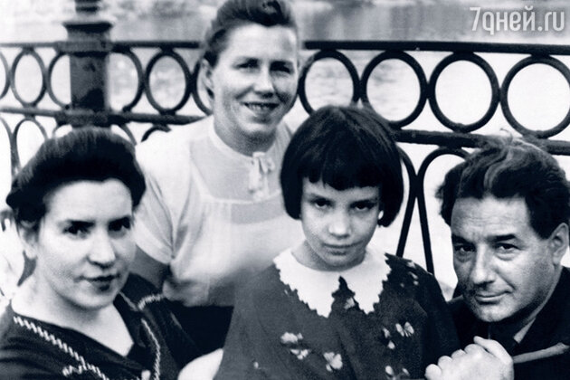 Наталья Величко с родителями и их знакомой Наталья Величко с родителями и их знакомой