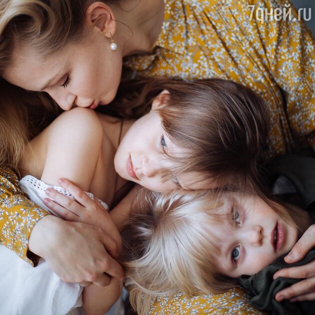 Юлия Пересильд с дочками Юлия Пересильд с дочками